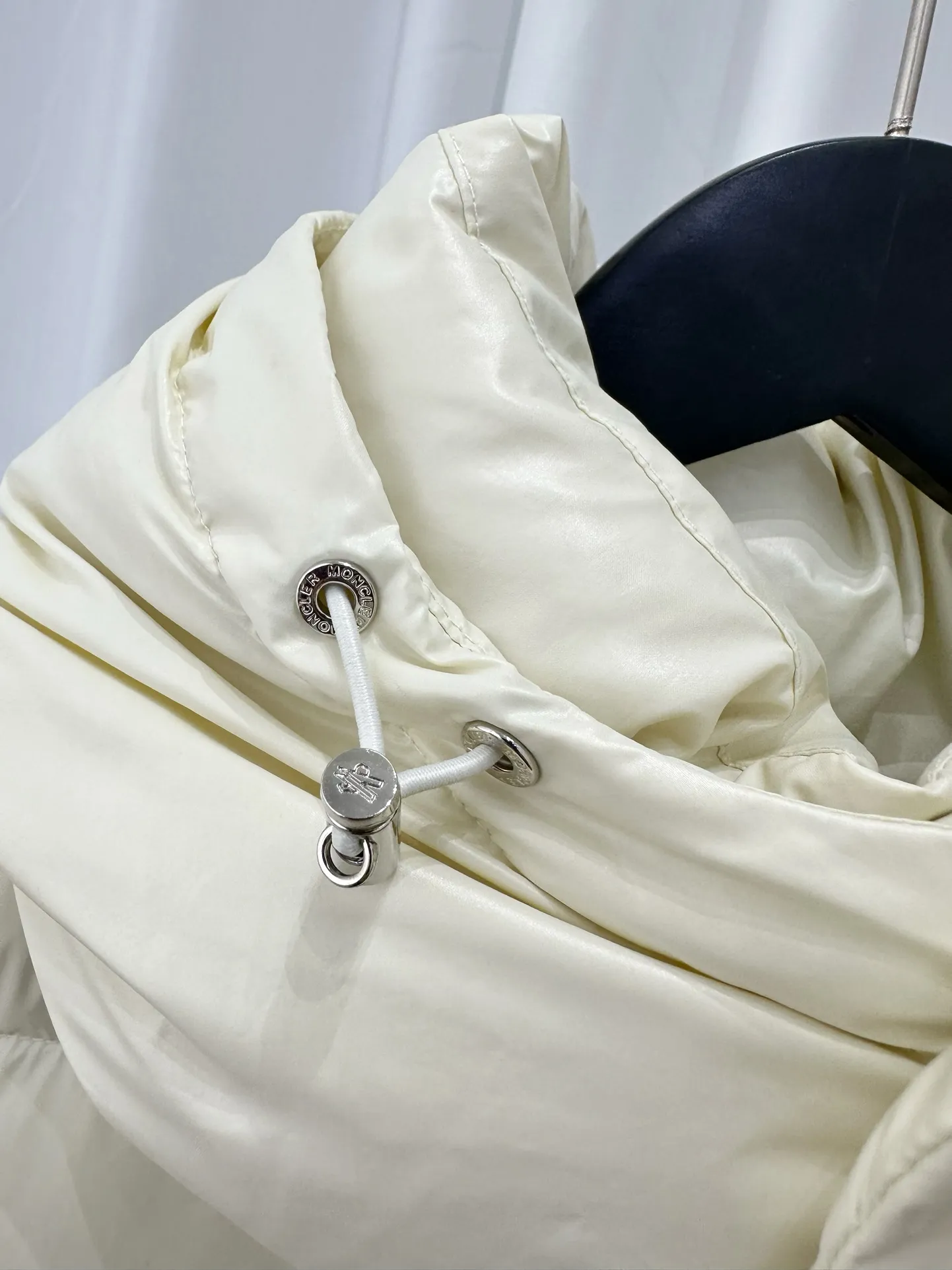 P390 Moncler/ 2026 70 、 。 DNA ， ， 。 Classic ， 、 。 Classic 70 。 Quality， 90 ，Premium Quality ， ，Black ！ Sizes M-3XL